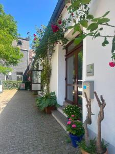 a building with flowers on the side of it at Zentrales Studio Apartment in Oldenburg