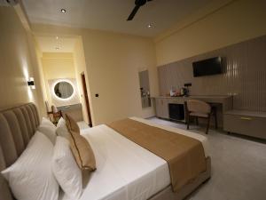 a hotel room with a large bed and a kitchen at Lumora Fresh Wave Arugambay in Arugam Bay