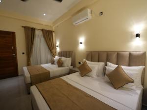 a hotel room with two beds in a room at Lumora Fresh Wave Arugambay in Arugam Bay +60 photos