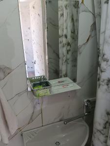 a bathroom with a mirror and a sink at ИНХаус Долинка in Cholpon-Ata