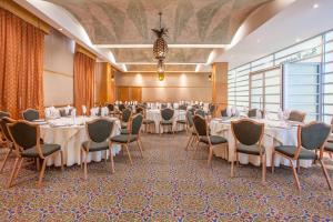 a banquet hall with tables and chairs and a chandelier at Crowne Plaza Torreon by IHG in Torreón +79 photos