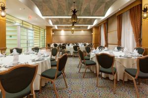 a conference room with white tables and chairs at Crowne Plaza Torreon by IHG in Torreón