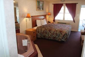 Ліжко або ліжка в номері Highlander Motor Inn Atlantic City