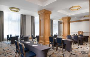 a restaurant with tables and chairs in a room at Kimpton Schofield Hotel by IHG in Cleveland
