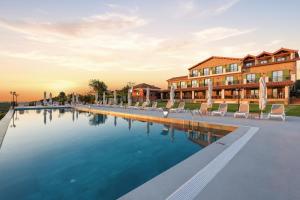 a view of the pool at the resort at Agroturizem Cialda in Shkallnur
