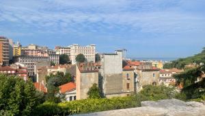 Blick auf eine Stadt mit Gebäuden in der Unterkunft Rivabahn in Triest