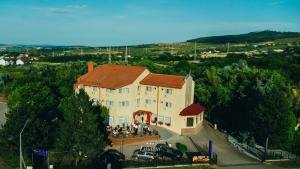 ein Gebäude, vor dem eine Gruppe von Menschen steht in der Unterkunft Hotel Liliacul in Cluj-Napoca