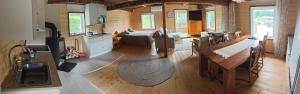 a kitchen and living room of a tiny house at Saimaan Kodikas rantatalo in Savonlinna