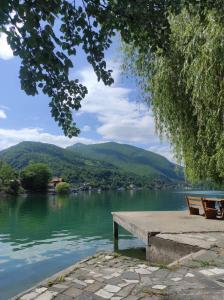 a bench sitting on the edge of a lake at Vikendica Jablaničko jezero in Jablanica