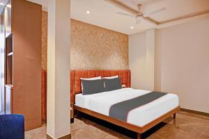 a bedroom with a bed and a ceiling fan at Hotel O Vrindavan in Kolkata