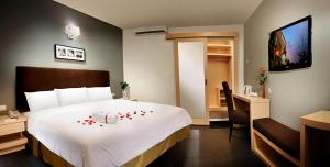 Cama ou camas em um quarto em Sky Hotel @ Selayang