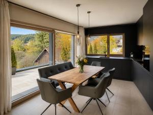 a kitchen and dining room with a wooden table and chairs at Z-Apartment Parkgasse in Schladming