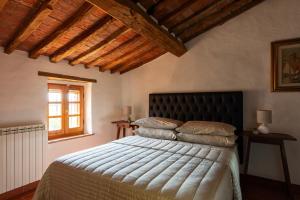 a bedroom with a bed and a window at Il Casone di Rigomagno in Rigomagno