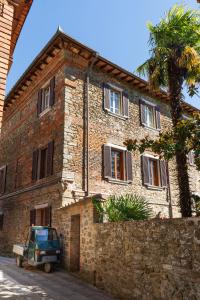a brick building with a vehicle parked in front of it at Il Casone di Rigomagno in Rigomagno