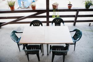 a table and chairs in a patio with plants at FELIX hostel in Dumbrăveni