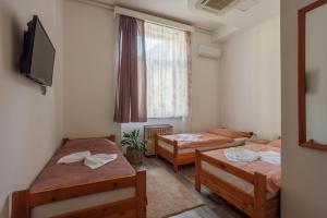 a room with two twin beds and a window at Harang Panzió in Gyomaendrőd +61 photos