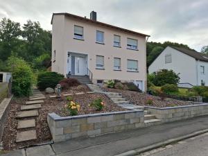 a house with a garden in front of it at Ferienwohnung Haus Waldblick in Daun