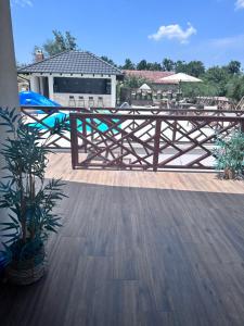 a wooden fence on a patio with a table and chairs at SoL Zlatni koreni in Palanka