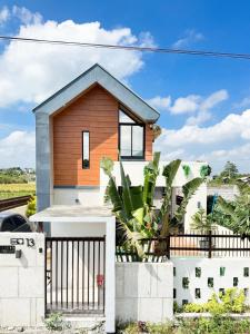 a house with a fence in front of it at Sharma Nosso Canto in Arayat