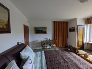a hotel room with a bed and a table at Haus Kiel Wohnung Wolfswarte in Altenau
