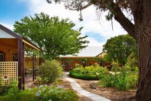 a house with a garden in front of it at Motel Maldon in Maldon