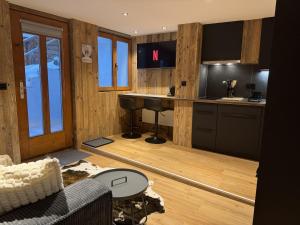 a living room with a counter and a kitchen at Studio alpin au centre de la station in Saas-Fee