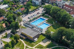 an overhead view of a large swimming pool at Chalet dichtbij strand Vrouwenpolder in Serooskerke