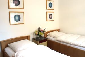 two beds in a room with pictures on the wall at Schenkenhof Proitze in Schnega