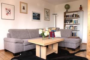 a living room with a couch and a table with flowers at Schenkenhof Proitze in Schnega