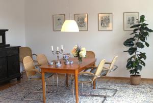 a dining room with a table and chairs at Schenkenhof Proitze in Schnega