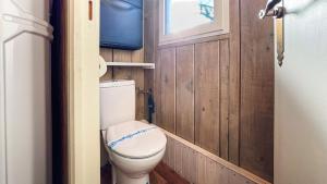 a small bathroom with a toilet and a window at Cabaña Le Sapin in Osséja