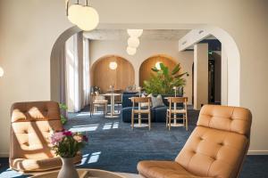 ein Wartezimmer mit Stühlen und einem Tisch in der Unterkunft NEW JULY 2026! BREEZE Bergen City - Self Service in Bergen