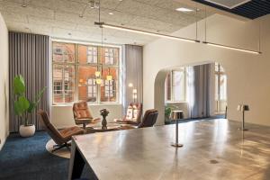 ein Zimmer mit Stühlen und einem Tisch in einem Zimmer in der Unterkunft NEW JULY 2026! BREEZE Bergen City - Self Service in Bergen