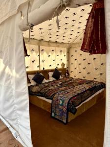 a bedroom with a canopy bed in a room at Style Heritage Resort & Camp in Sām +2 photos