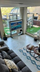 a living room with a couch and a flat screen tv at Pilar Resort in Bayyūḑah