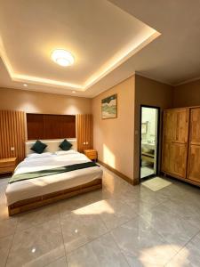 a bedroom with a large bed in a room at zhiyuanta hotel in Vientiane