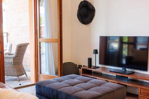 a living room with a couch and a television at Appartamento La Perla in Brezzo