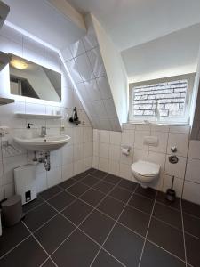 a bathroom with a toilet and a sink at Marktplatzapartment 2 in Höxter