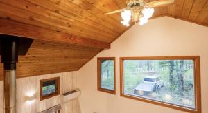 a living room with a ceiling fan and a window at Daruma in Nasu