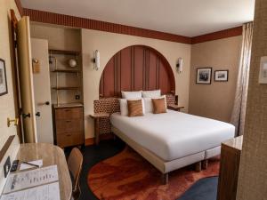 a bedroom with a large white bed in a room at Maison Atalaye - Hôtel entièrement rénové in Biarritz