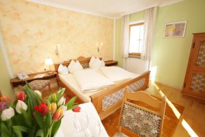 Un pat sau paturi într-o cameră la Klosterhof zur Post