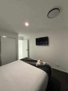 a bedroom with a bed with a teddy bear on it at The Holiday Home Griffith in Griffith