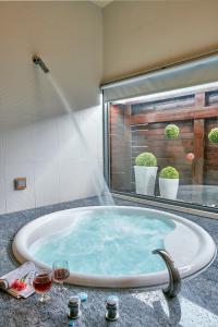 eine Badewanne mit einem Brunnen im Bad in der Unterkunft Gold Motel in Puxin