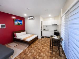 a small room with a bed and a table at M&S Cabina in Alburquerque
