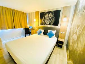 a bedroom with a bed and a picture of a tiger at Urban House in Roubaix