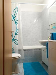 A bathroom at Cozy Apartment in District 8