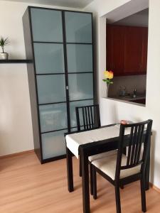 - une salle à manger avec une table et deux chaises dans l'établissement Cozy Apartment in District 8, à Budapest