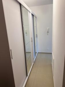 a hallway with two mirrors and a hallway with at Apartament Górnicza in Gdynia