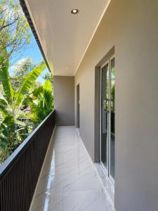 an empty corridor of a house with a balcony at Bali Queen Cottage in Pabean Buleleng