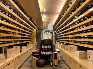 a wine cellar with a large amount of wine bottles at Bosque da Harmonia in Arco de Baúlhe